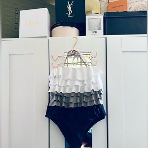 🖤🔘🤍 Black, Whiite and Gray Ruffled One-piece swimsuit